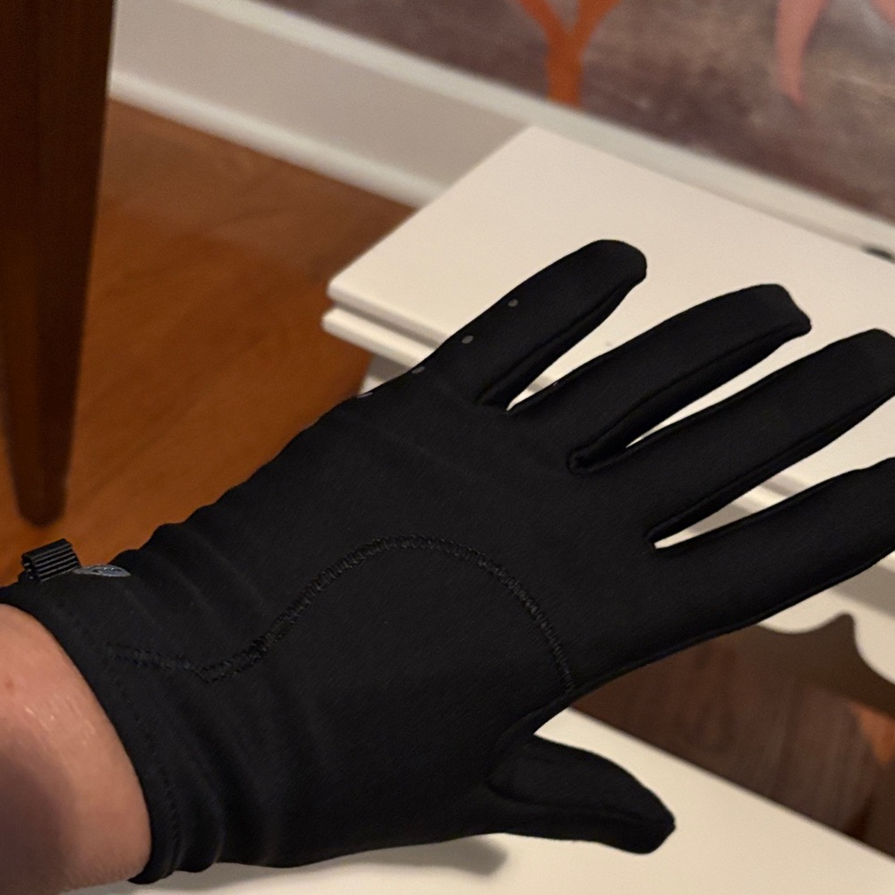 Lululemon tech-friendly fleece running gloves